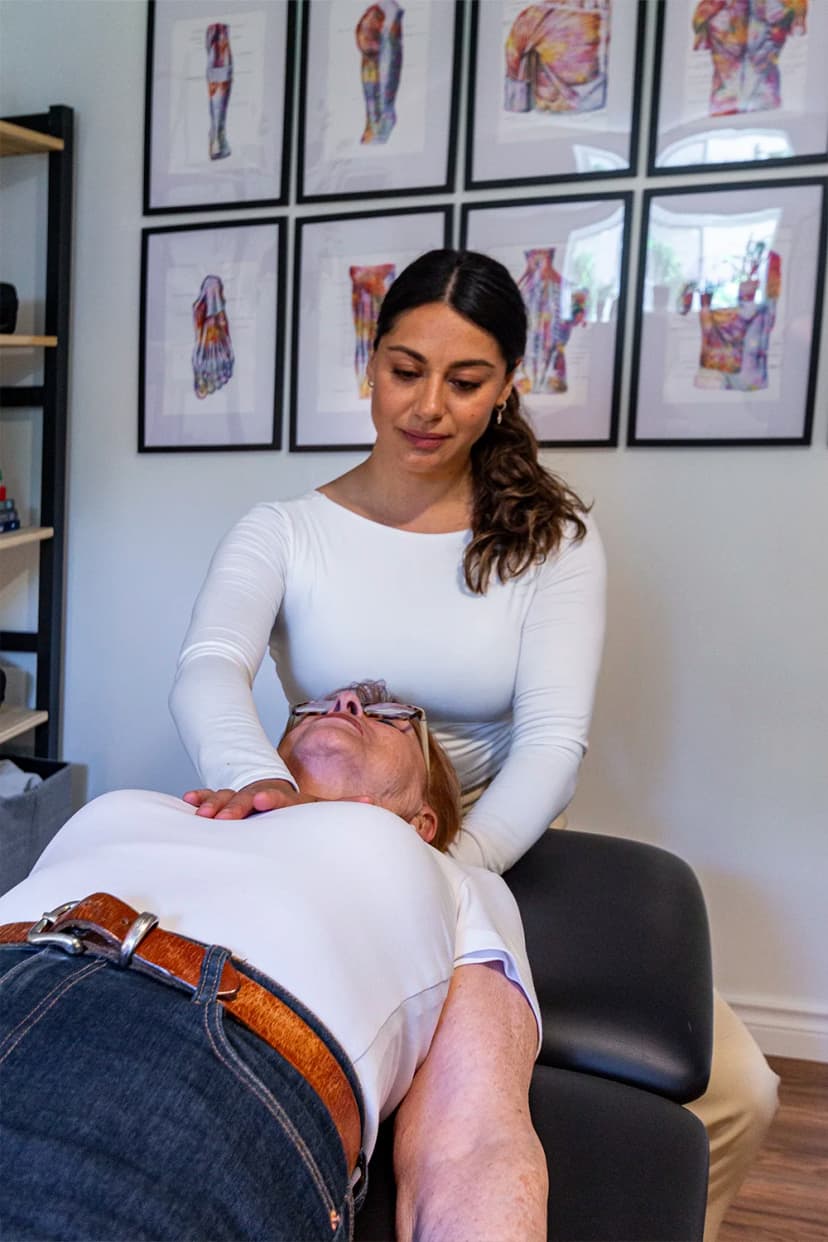 Ana Sierra — Ostéopathe D.O., Maître Reiki et Professeure de Yoga & Méditation