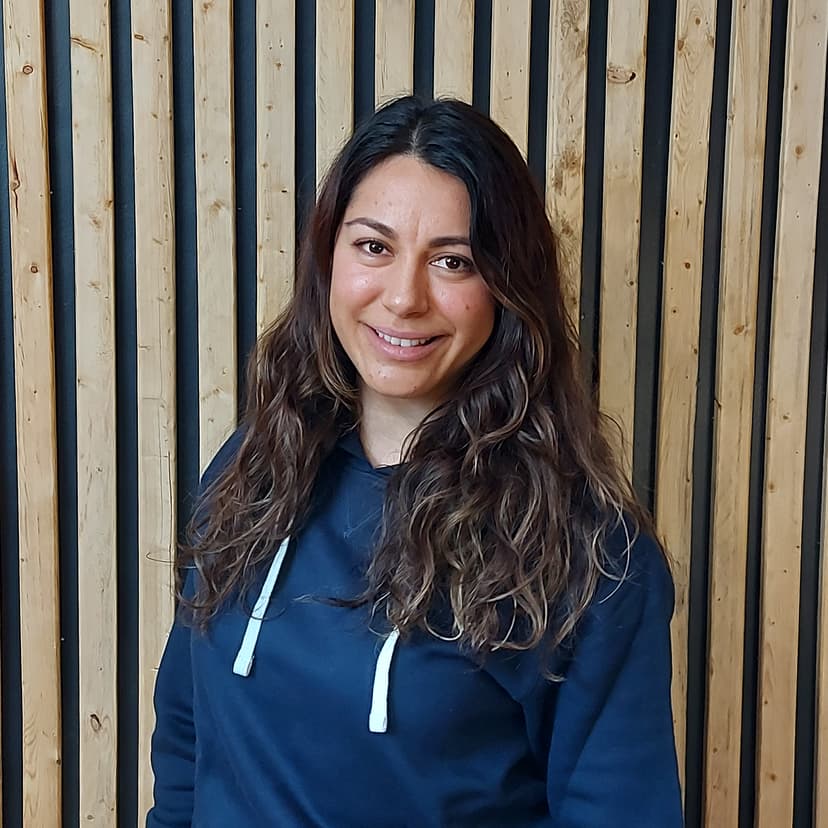 Ana Sierra — Ostéopathe D.O., Maître Reiki et Professeure de Yoga & Méditation
